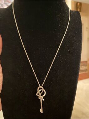 Fashion Jewelry Silver Key Knot Pendant Necklace